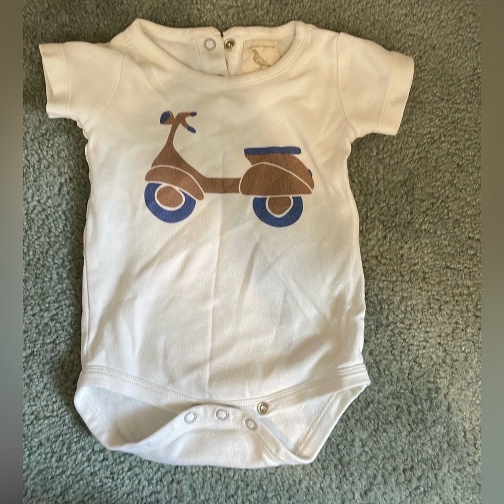 Pigeon Organics bodysuit 3-6 months like new